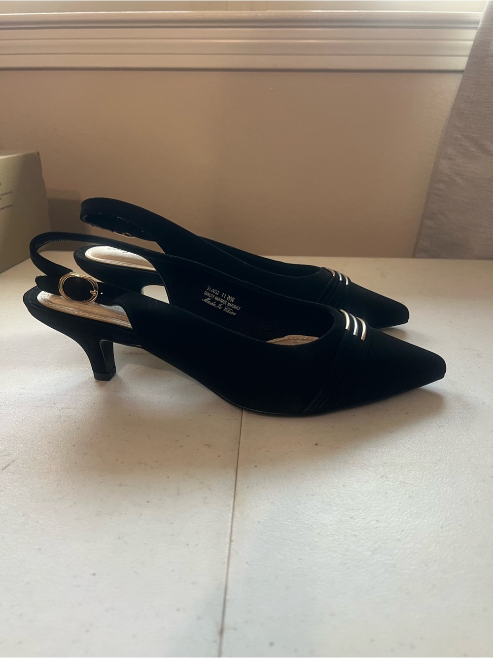 easy street Black Pointed Slingback Wide Kitten Heel Pumps